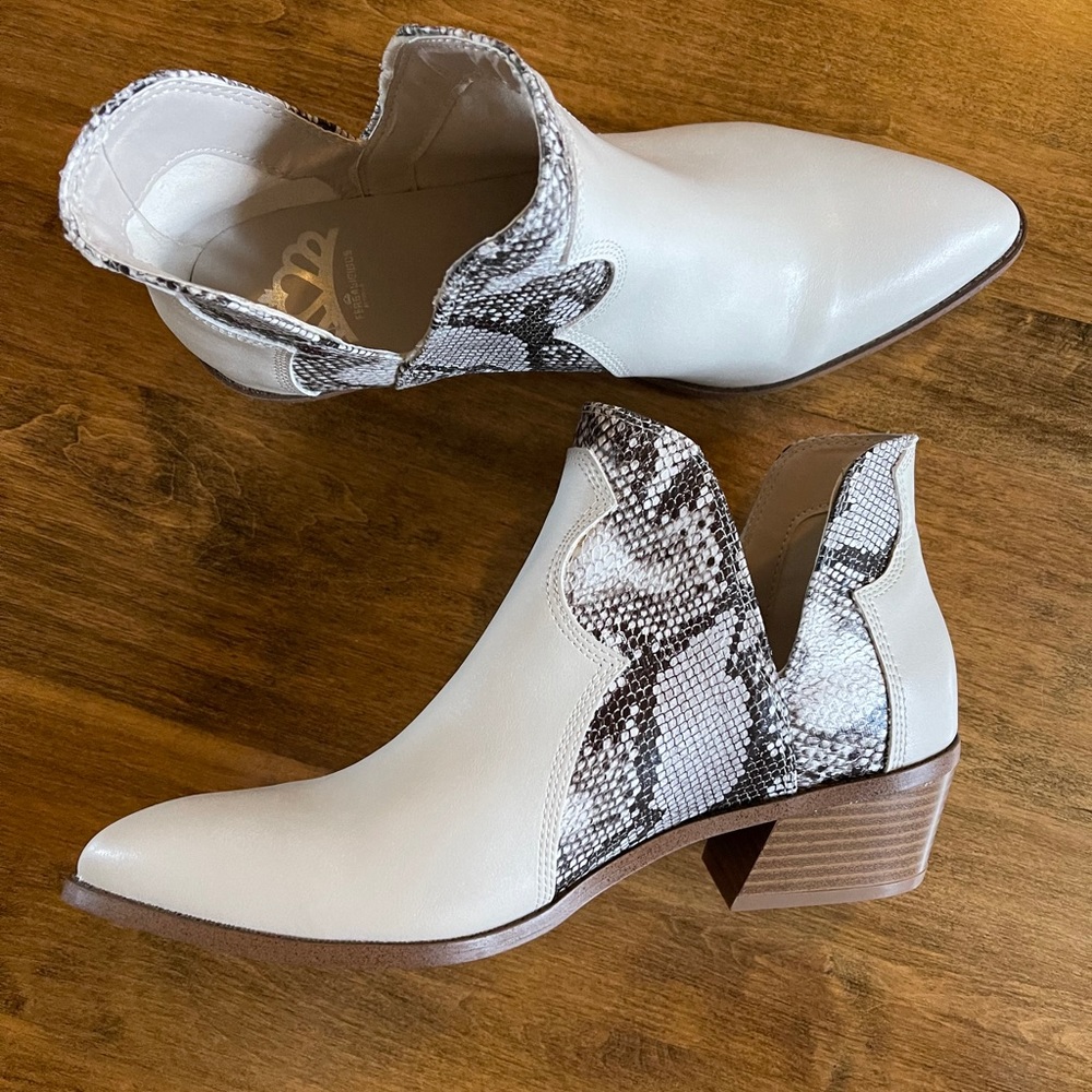 New White Boots with snakeskin 8.5